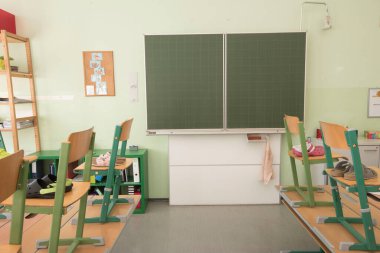 Tatil sırasında bir okulda boş bir sınıf odası.