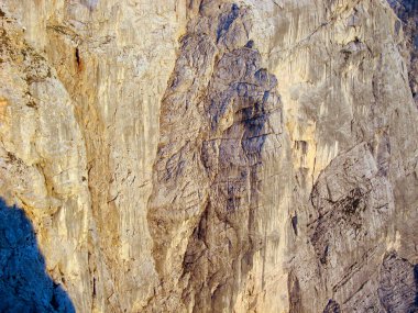 Alplerdeki kayalık bir dağ manzarasında kaya oluşumu