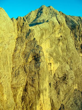 Alplerdeki kayalık bir dağ manzarasında kaya oluşumu