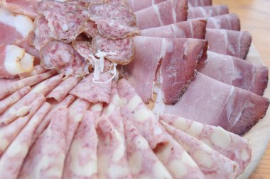 Bir tabak soğuk et ya da masada soğuk et.