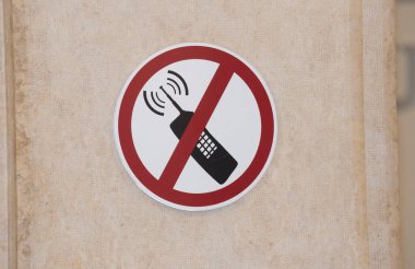 Cep telefonu yasak. İmza, telefon ve aramalara izin yok.