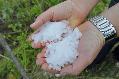 Dolu fırtınasından sonra büyük dolu fırtınaları, yazın doğal hava olayı