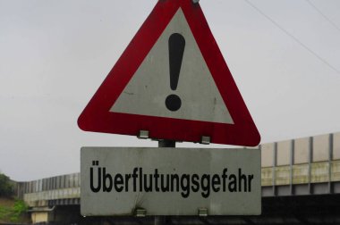 Seller için bir uyarı işareti ya da sel tehlikesi