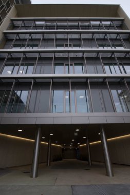 Modern bir binanın ön tasarımı, mimarisi ve tasarımı