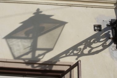 Şehirdeki sokak lambası, gece için yapay ışıklandırma.