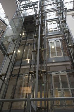 Bir binanın içinde insan ve kargo taşımak için asansör veya asansör