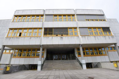 İnşaat ve mimaride bir kamu binası olarak okul binası