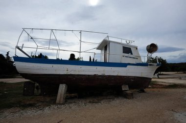 Hırvat kıyı şeridinde balık yakalayan bir balıkçı.