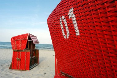 Baltık Denizi 'nde tatilde dinlenmek için plaj sandalyesi.