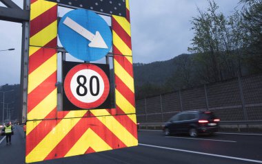 Yolda saatte 80 kilometre hız sınırı levhası