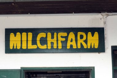Almanca süt çiftliği tabelası (Milchfarm), süt ürünleri satışı