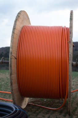 İnternet iletişimi, telekomünikasyon teknolojisi ve dijital altyapı için fiber optik kablolar