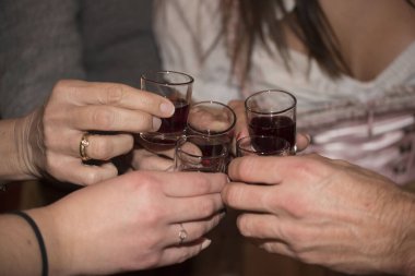 Bir bardak içki ya da içki içmek; sert likör.