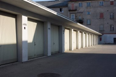 Otoparka park etmek, birçok arabanın park yeri.