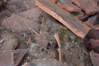 İnşaat, inşaat ve inşaat sektöründe kırılan tuğlalar.