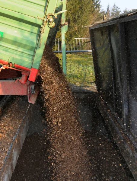 Transport Och Lastning Biomassabränsle Med Traktor — Stockfoto