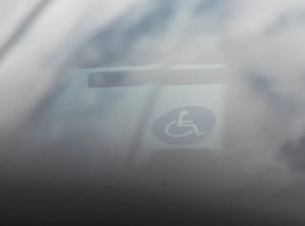 Behinderten Oder Behindertenparkplatz Verkehrsschild Mit Rollstuhlpiktogramm — Stockfoto
