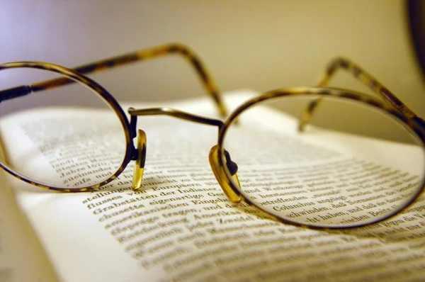 Gafas Lectura Para Leer Libro Otras Obras Impresas — Foto de Stock