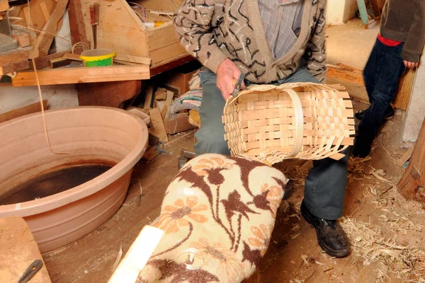 Ein Korbflechter Webt Einen Korb Bastelt Und Produziert Mit Holz — Stockfoto