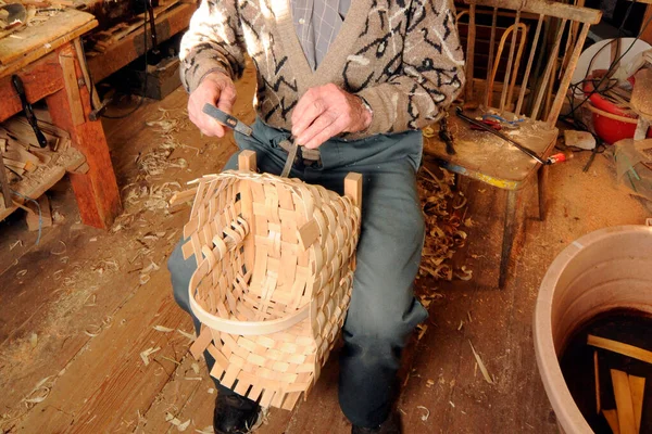 Ein Korbflechter Webt Einen Korb Bastelt Und Produziert Mit Holz — Stockfoto