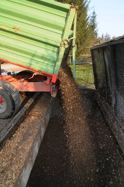 Het Vervoer Het Laden Van Biobrandstoffen Met Een Trekker — Stockfoto