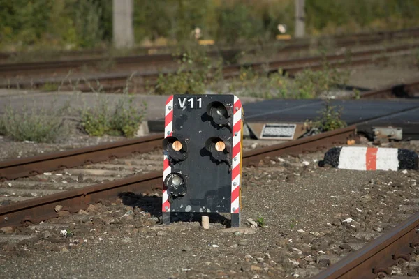 铁路运输中的铁路信号 显示红色交通灯 — 图库照片