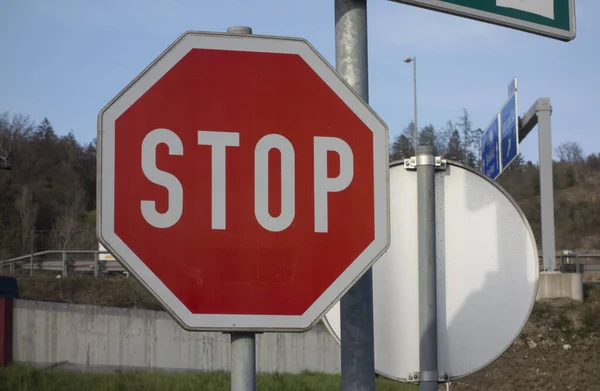 Piros Stoptábla Forgalomban Jelezve Járművezetőnek Hogy Teljesen Álljon Meg — Stock Fotó