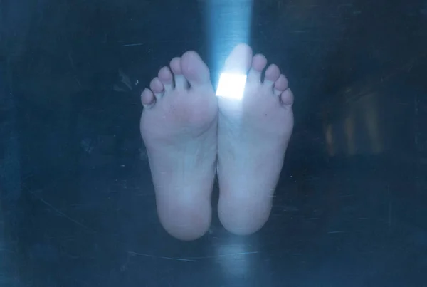 Босоногий Человек Человек Обуви Носков Ногах — стоковое фото
