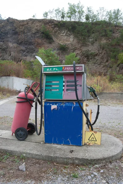 Una Vieja Abandonada Bomba Gas Una Gasolinera —  Fotos de Stock