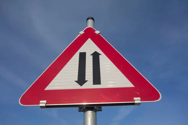 Внимание Двух Направлениях Движения Встречного Дорожного Знака Красный Треугольник Качестве — стоковое фото