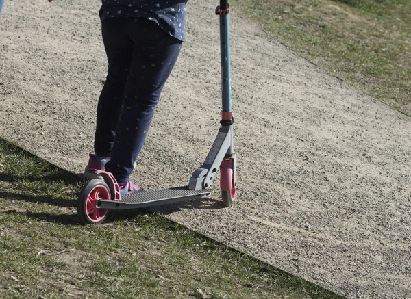 Onderweg Met Een Scooter Buitenactiviteiten Zomer — Stockfoto