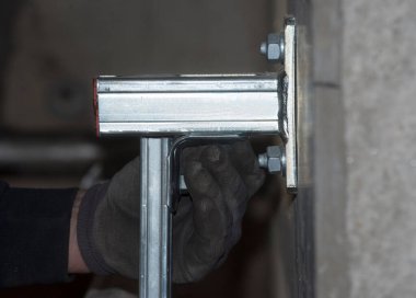 Nesneleri bağlamak veya bağlamak için vidalar, mekanik bir bağlantı