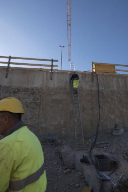 İnşaat alanında inşaat işçisi, inşaat sektöründe çalışan.