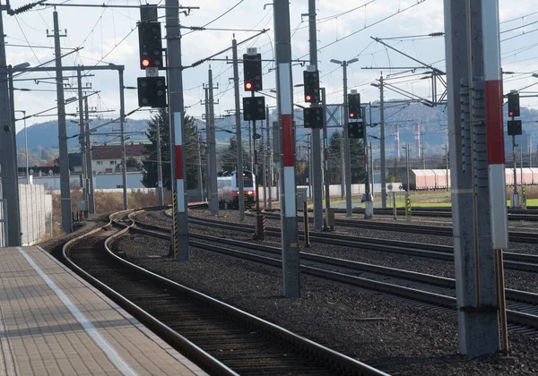 Demiryolu Taşımacılığında Kırmızı Bir Trafik Işığı Görünüyor — Stok fotoğraf