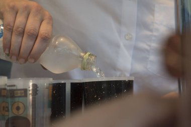 Plastik şişeden su içmek, sıcak bir günde sıvı tedarik ve susuzluk.