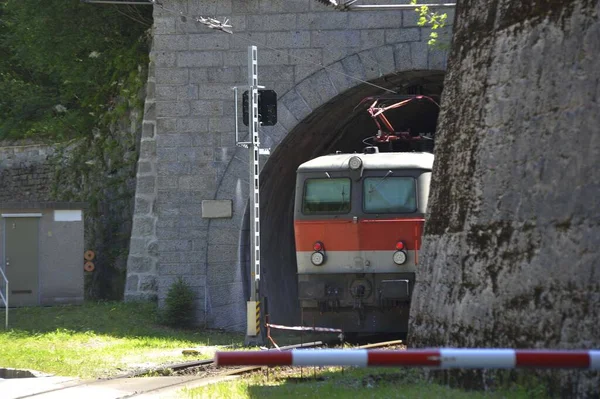作为火车运输和机动性通道的铁路隧道 — 图库照片