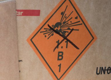 İnşaat veya bina patlamadan önce patlayıcıları hazırlayan bir profesyonel.