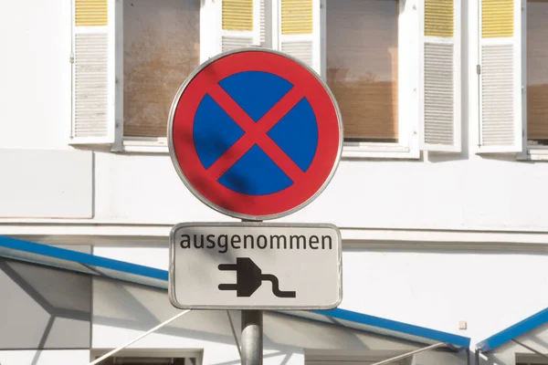 Een Parkeerplaatsbord Voor Elektrische Voertuigen Elektrische Auto — Stockfoto