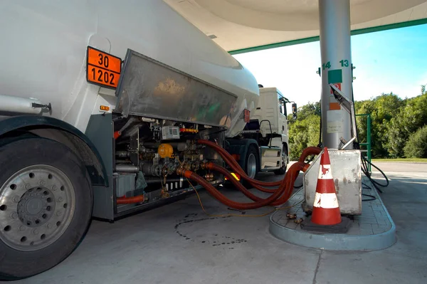 公路上运送石油的油罐车 — 图库照片