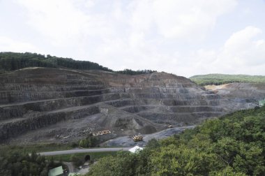 Kısır bir arazide açık kömür madenciliği, endüstriyel kaynak çıkarma