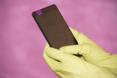 Akıllı telefon, dokunmatik ekranlı ve şarj edilebilir pilli mobil iletişim aygıtı