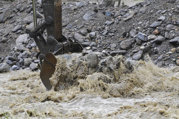 Regelen Van Een Waterstroom Met Een Graafmachine Voor Overstromingsbeheersing — Stockfoto