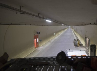 Karayolu üzerinde yol tüneli inşaatı, dağları aşmak ve bağlantı yolları