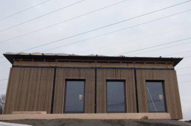 Günümüz modern ahşap evi, bir sonbahar günü açık ahşap renginde.