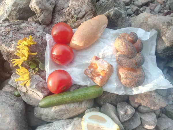 Відкритий Пікнік Влітку Їдять Їжу Сонці — стокове фото