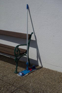 Temizlik malzemesi olan kişi ıslak zemini temizler.