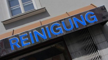 Almanca profesyonel temizlik ve hijyen hizmeti için bir işaret (Reinigung)