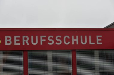 Almanca bir meslek okulu tabelası (Berufsschule), özel bir iş için beceri sağlama okulu 