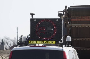 Özel ulaşım, yol trafiği ve güvenlik için nakliye eskortu