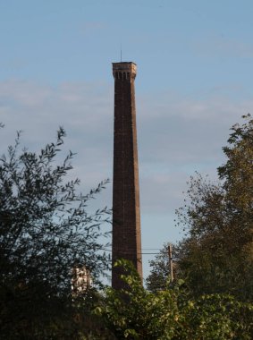 endüstriyel egzoz gazlarını taşımak için eski fabrika bacası ya da baca bacası
